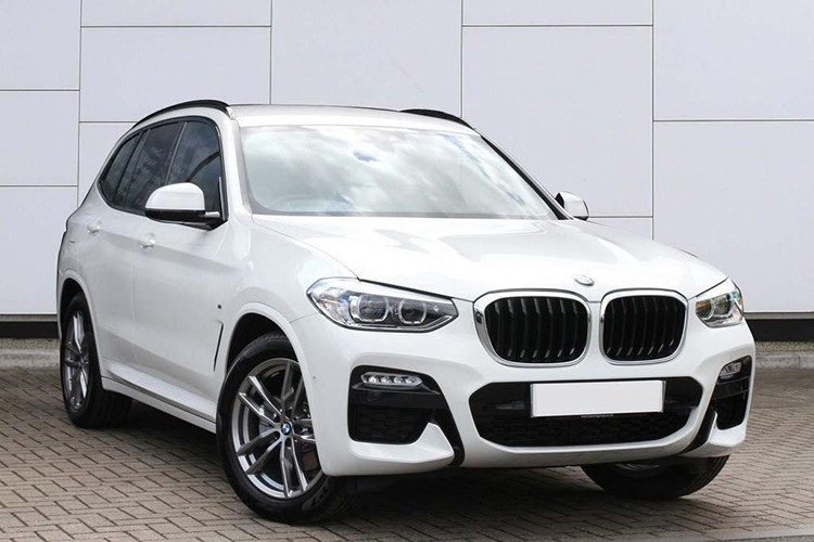 BMW X3 2019 được trang bị an toàn với 6 túi khí, hệ thống đỗ xe tự động hoạt động tương tự trên X4, kết hợp các cảm biến xung quanh và camera lùi hỗ trợ người lái. Các trang bị an toàn khác không thay đổi... Dự định xe sẽ được ra mắt ngay trong tháng 7/2019 này nhằm phục vụ người dùng yêu thích dòng xe thấp hơn X5 và X7.