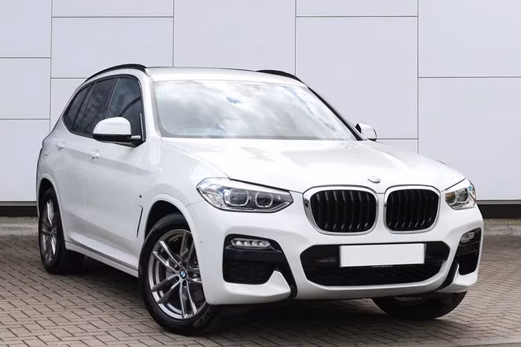 BMW X3 2019 được trang bị an toàn với 6 túi khí, hệ thống đỗ xe tự động hoạt động tương tự trên X4, kết hợp các cảm biến xung quanh và camera lùi hỗ trợ người lái. Các trang bị an toàn khác không thay đổi... Dự định xe sẽ được ra mắt ngay trong tháng 7/2019 này nhằm phục vụ người dùng yêu thích dòng xe thấp hơn X5 và X7.