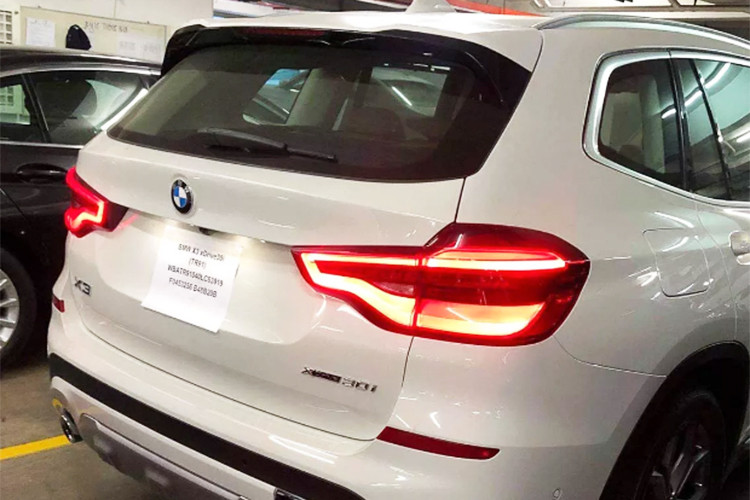 Phía đại chính hãng cũng đã tiết lộ mức giá bán BMW X3 2019 với 3 phiên bản gồm; xDrive20i, xDrive30i xLine và xDrive30i M Sport lần lượt là 2,529 tỷ, 2,739 tỷ và 2,859 tỷ đồng. Đây nhiều khả năng là giá bán sắp tới mà Thaco đưa ra. Trong khi giá của mẫu cũ là 1,999 tỷ đồng.