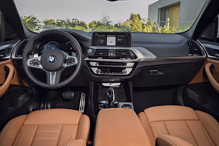 Gói M Sport dành cho BMW X3 2019 mới sẽ bao gồm bộ cản trước và sau hầm hố, kết hợp bộ vành 19 inch 5 chấu kép. Bản M Sport này còn được thay thế hệ thống treo và phanh thể thao. Bên trong xe, vô-lăng M Sport 3 chấu cũng là điểm nhấn. Điểm mới khác ở nội thất còn có màn hình kỹ thuật số 12,3 inch thay đồng hồ truyền thống.