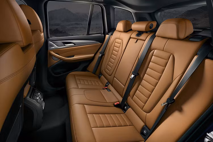 Với 3 phiên bản, BMW X3 mới được trang bị 2 loại động cơ, cùng dung tích 2 lít nhưng công suất đầu ra khác nhau. Bản xDrive20i có công suất 184 mã lực và mô-men xoắn 290 Nm. Bản xDrive30i có công suất 252 mã lực và mô-men xoắn 350 Nm, giúp xe có thể tăng tốc từ 0 – 100km/h chỉ 6 giây. Hộp số tự động 8 cấp và hệ dẫn động 4 bánh dùng chung.