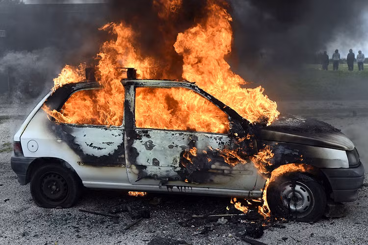 Chịu tác động của nhiệt độ cao trong thời gian quá lâu có thể khiến các vật dụng dạng nén khí bị nổ. Quen thuộc nhất là các lon nước ngọt có ga, bình chữa cháy, bật lửa. Ngoài ra, thực tế cho thấy các chai nước đựng trong lọ thủy tinh, nhựa trong cũng tiềm tàng nguy cơ gây cháy xe cao.