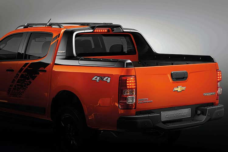 Không chỉ sở hữu thiết kế ngoại thất ấn tượng hơn, Chevrolet Colorado Storm còn đi kèm nhiều công nghệ nổi bật như chức năng khởi động từ xa. Chức năng này cho phép chủ xe khởi động máy và bật điều hòa làm mát xe từ khoảng cách 100 m.