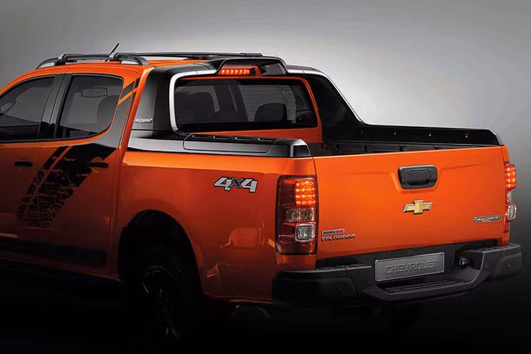 Không chỉ sở hữu thiết kế ngoại thất ấn tượng hơn, Chevrolet Colorado Storm còn đi kèm nhiều công nghệ nổi bật như chức năng khởi động từ xa. Chức năng này cho phép chủ xe khởi động máy và bật điều hòa làm mát xe từ khoảng cách 100 m.