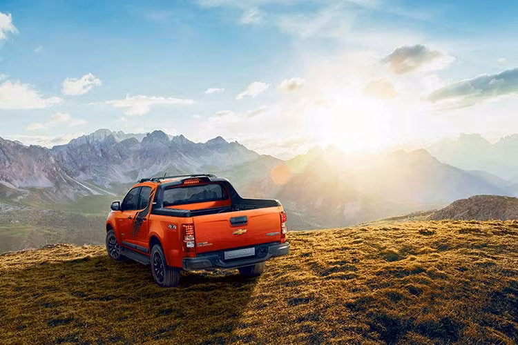 Colorado Storm có những tính năng tiêu chuẩn như túi khí cho người lái, túi khí cho hành khách, hệ thống kiểm soát lực kéo, hỗ trợ phanh khẩn cấp, phân phối lực phanh điện tử, cân bằng điện tử, hỗ trợ đổ đèo và hỗ trợ khởi hành ngang dốc. Chưa hết, xe còn có những công nghệ khác như khóa an khác như; chống bó cứng phanh, kiểm soát áp suất lốp và camera lùi...