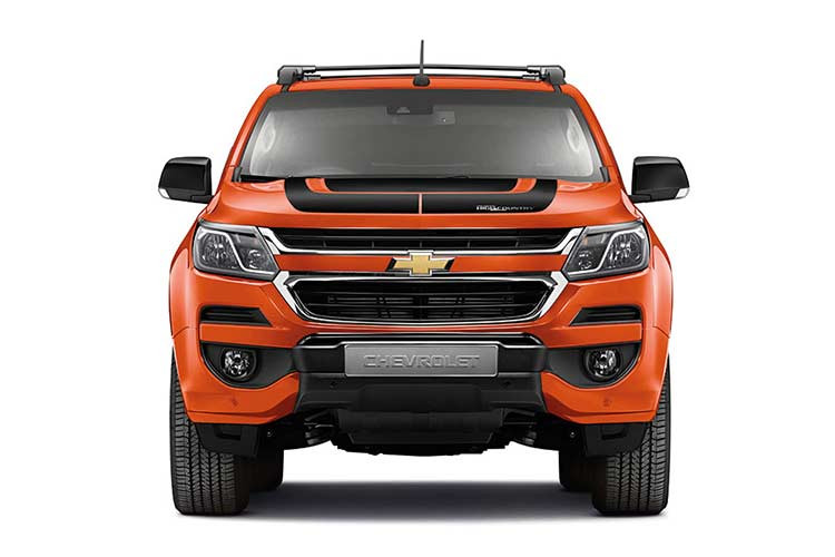 Được nhập khẩu nguyên chiếc từ Thái Lan, Chevrolet Colorado Storm 2018 mới ngoài vẻ mạnh mẽ, còn được tạo điểm nhấn khác biệt bằng hàng loạt chi tiết ngoại thất màu đen như tấm dán trang trí nắp capô và thân xe.