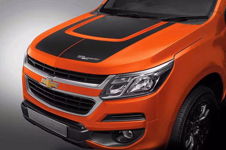 Chưa hết, người lái có thể sử dụng khóa điều khiển từ xa để kích hoạt dải đèn LED định vị ban ngày của Chevrolet Colorado Storm. Mục đích của việc làm này là định vị xe trong bãi đỗ ô tô đông đúc và thiếu ánh sáng.