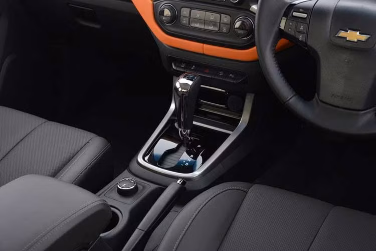 Nguồn cung cấp sức mạnh của Chevrolet Colorado Storm tại Việt Nam là động cơ diesel Duramax 4 xi-lanh, tăng áp, dung tích 2,5 lít, sản sinh công suất tối đa 180 mã lực tại tua máy 3.600 vòng/phút và mô-men xoắn cực đại 440 Nm tại tua máy 2.000 vòng/phút. Động cơ này đạt tiêu chuẩn khí thải Euro 4 và kết hợp với hộp số tự động 6 cấp cùng hệ dẫn động 1 hoặc 2 cầu, tùy chọn.