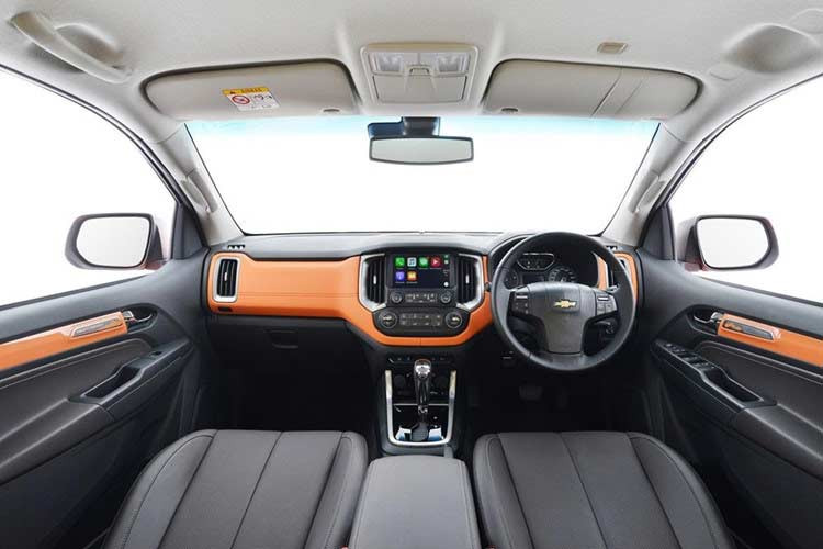 Ngoài ra, bên trong Chevrolet Colorado Storm còn có hệ thống thông tin giải trí MyLink thế hệ mới nhất, cho phép kết nối các thiết bị, truy cập danh mục bài hát yêu thích, đồng bộ và hiển thị danh bạ điện thoại trên màn hình trong xe cùng chức năng kết nối Bluetooth rảnh tay.