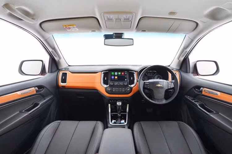 Ngoài ra, bên trong Chevrolet Colorado Storm còn có hệ thống thông tin giải trí MyLink thế hệ mới nhất, cho phép kết nối các thiết bị, truy cập danh mục bài hát yêu thích, đồng bộ và hiển thị danh bạ điện thoại trên màn hình trong xe cùng chức năng kết nối Bluetooth rảnh tay.