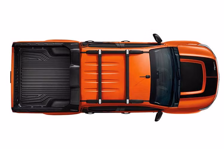 Bên cạnh đó còn có ốp lưới tản nhiệt, vỏ gương chiếu hậu, tay nắm cửa, tay nắm mở thùng xe, ốp viền chân kính cửa sổ, thanh trang trí thùng xe thể thao, la-zăng hợp kim 18 inch hay ốp cản sau. Ngoài ra, mẫu xe bán tải này còn đi kèm logo Storm như dấu hiệu nhận biết.