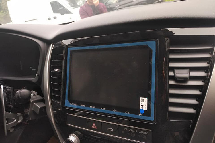 Pajero Sport 2020 được trang bị hệ thống thông tin giải trí đi kèm màn hình 8 inch mới, một màn hình kích thước tương tự dành cho cụm công cụ. Ngoài ra, hệ thống khởi động không cần chìa khóa và chìa khóa thông minh có tính năng điều khiển từ xa giúp người dùng có thể đóng/mở từ xa. 