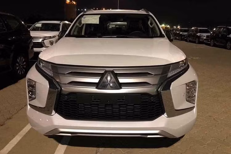 Sau khi có mặt trên thị trường Pajero Sport 2020 sẽ là đối thủ trực tiếp của Toyota Fortuner, Ford Everest, Isuzu mu-X, Nissan Terra, Hyundai Santa Fe và Mazda CX-8. Giá xe Mitsubishi Pajero Sport 2020 hiện chưa công bố, hiện phiên bản cũ đang được bán ra từ 980,5 đến 1.250 triệu đồng với cả tùy chọn động cơ xăng và dầu để khách hàng lựa chọn.