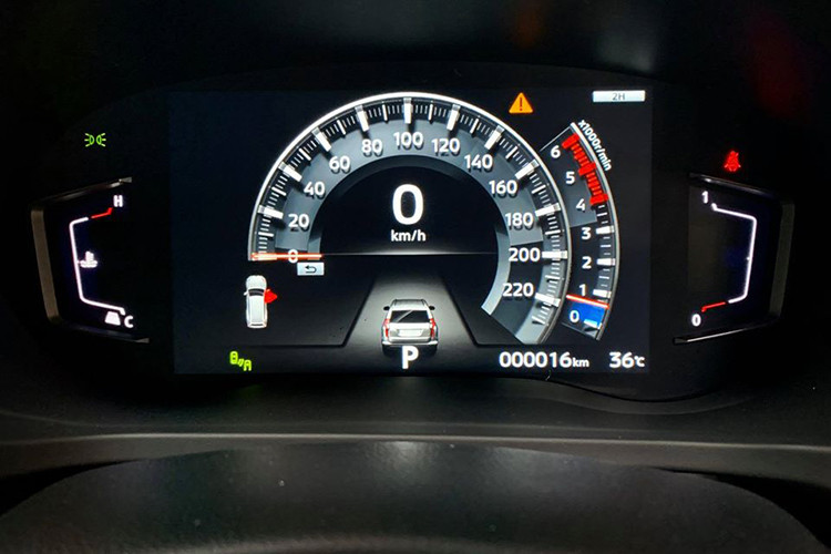 Tương tự như người anh em Triton, Mitsubishi cũng tích hợp cho Pajero Sport mới các tính năng an toàn nâng cao bao gồm hệ thống hỗ trợ chuyển làn đường và cảnh báo phương tiện cắt ngang phía sau.