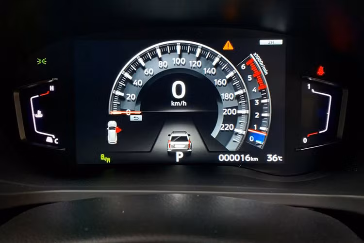 Tương tự như người anh em Triton, Mitsubishi cũng tích hợp cho Pajero Sport mới các tính năng an toàn nâng cao bao gồm hệ thống hỗ trợ chuyển làn đường và cảnh báo phương tiện cắt ngang phía sau.