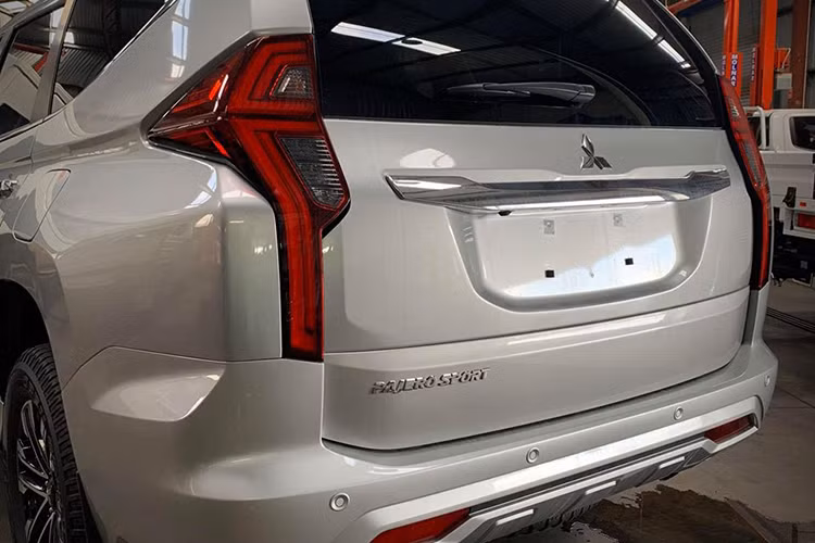 Ngoài ra phần cản trước của xe cũng thể thao, nam tính hơn so với phiên bản trước đó. Trong khi đó, nắp capo được nâng cao hơn góp phần tạo nên vẻ ngoài bề thế cứng cáp, ngoài ra bộ mâm mới cũng mang đến vẻ mạnh mẽ hơn cho mẫu SUV Mitsubishi Pajero Sport 2020 mới này.