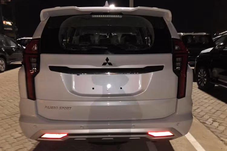 Xe vẫn sử động động cơ turbo diesel 4 xi lanh MIVEC 2.4 lít kết hợp với hộp số tự động 8 cấp. Hệ thống này cho công suất tối đa 178 mã lực và mô-men xoắn cực đại 430 Nm. Năng lượng được truyền đi thông qua hệ dẫn động 4 bánh Super-Select 4WD-II. Chế độ off-road cũng được trang bị kèm theo xe.