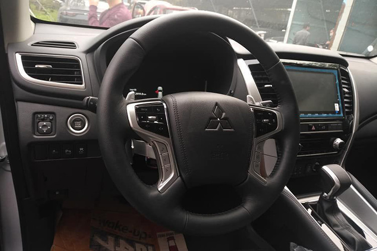 Không những thay đổi về vẻ ngoài, khoang nội thất Pajero Sport 2020 cũng được làm mới. Cụ thể là được nâng cấp về chất liệu, cao cấp hơn, mang lại sự thoải mái cho người dùng. Bảng điều khiển trung tâm được tái thiết kế, khe cắm điện này được thêm vào trên khe thông gió hàng ghế sau.