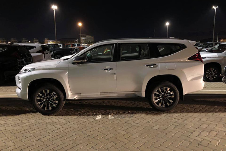 Mitsubishi Pajero Sport 2020 mới nâng cấp tại Việt Nam sẽ được nhập khẩu nguyên chiếc từ Thái Lan. Sau khi Nghị định 17 có hiệu lực từ ngày 22/3 vừa qua thì thủ tục nhập khẩu cũng bớt rườm rà hơn, thuận tiện cho các lô xe hưởng thuế 0% về nước. Thiết kế ngoại thất của xe có sự nâng cấp tương đối so với phiên bản hiện hành.