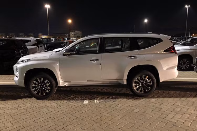 Mitsubishi Pajero Sport 2020 mới nâng cấp tại Việt Nam sẽ được nhập khẩu nguyên chiếc từ Thái Lan. Sau khi Nghị định 17 có hiệu lực từ ngày 22/3 vừa qua thì thủ tục nhập khẩu cũng bớt rườm rà hơn, thuận tiện cho các lô xe hưởng thuế 0% về nước. Thiết kế ngoại thất của xe có sự nâng cấp tương đối so với phiên bản hiện hành.