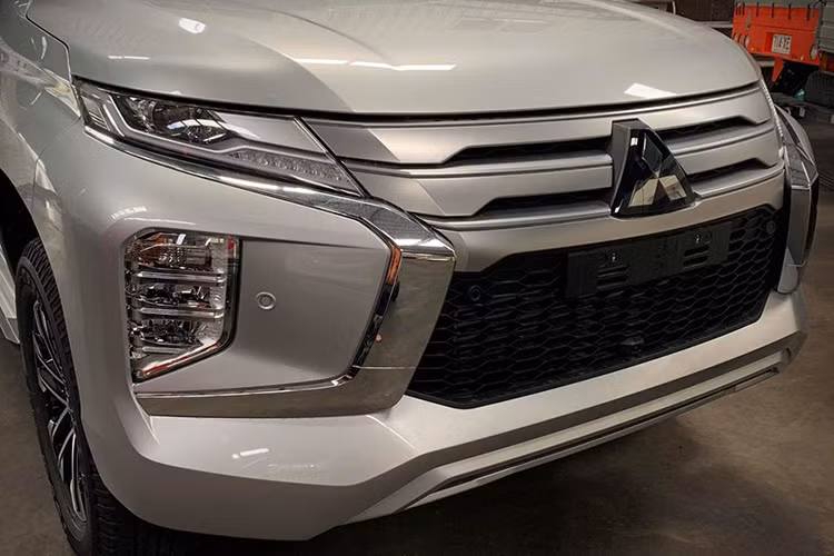 Sự thay đổi đáng chú ý nhất ở thiết kế của Mitsubishi Pajero Sport 2020 so với phiên bản hiện tại đang bán tại Việt Nam nằm ở phần đầu xe, đây là thể hiện rõ nét nhất ngôn ngữ thiết kế Dynamic Shield. Cụm đèn pha và lưới tản nhiệt kiểu dáng mới có nét tượng tự như trên mẫu bán tải Triton.