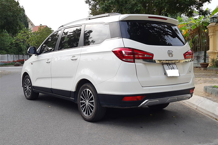 Về thiết kế, mẫu MPV F5 của BAIC sở hữu chiều dài 4.724 mm, rộng 1.796 mm, cao 1.755 mm. Chiều dài cơ sở 2.760 mm. Xe sở hữu thiết kế hiện đại với phần đầu mang hơi hướng dòng xe sang Acura của Honda, đèn pha LED mở rộng sang hai bên kéo dài lên tận nắp ca-pô, bóng là loại Projecter kèm dải viền LED chiếu sáng ban ngày.