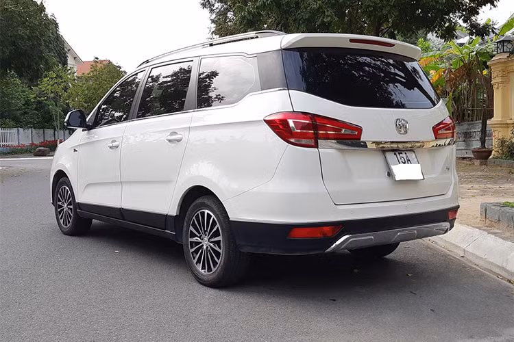 Về thiết kế, mẫu MPV F5 của BAIC sở hữu chiều dài 4.724 mm, rộng 1.796 mm, cao 1.755 mm. Chiều dài cơ sở 2.760 mm. Xe sở hữu thiết kế hiện đại với phần đầu mang hơi hướng dòng xe sang Acura của Honda, đèn pha LED mở rộng sang hai bên kéo dài lên tận nắp ca-pô, bóng là loại Projecter kèm dải viền LED chiếu sáng ban ngày.