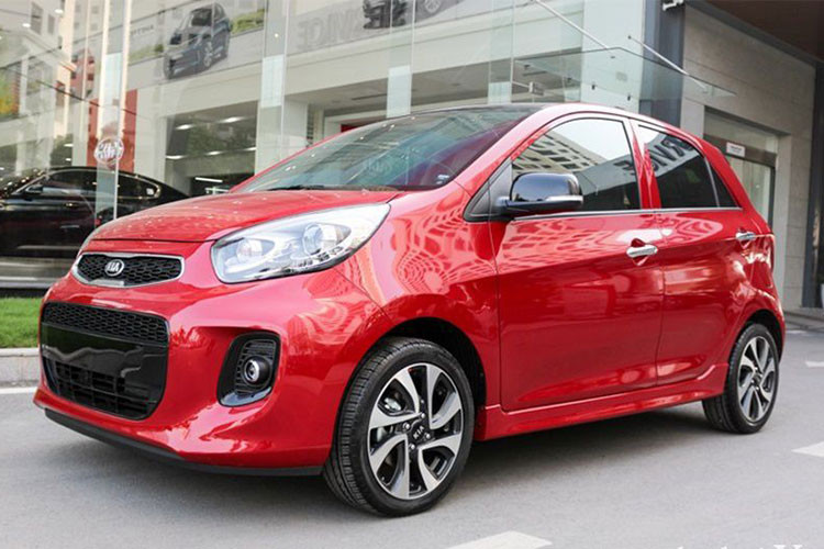 Trong tháng 4/2018, Kia Morning có doanh số 784 xe, giảm 15% so với cùng kỳ năm trước. Doanh số 4 tháng năm 2018 đạt 3.773 xe, tăng 1% so với cùng kỳ năm 2017. Với mức giá chỉ từ 290 tới 390 triệu đồng cho 5 phiên bản tùy chọn, đây là lựa chọn của nhiều người tiêu dùng do có giá thành rẻ, nhỏ gọn và phù hợp với giao thông Việt Nam.