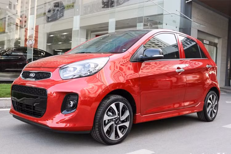 Trong tháng 4/2018, Kia Morning có doanh số 784 xe, giảm 15% so với cùng kỳ năm trước. Doanh số 4 tháng năm 2018 đạt 3.773 xe, tăng 1% so với cùng kỳ năm 2017. Với mức giá chỉ từ 290 tới 390 triệu đồng cho 5 phiên bản tùy chọn, đây là lựa chọn của nhiều người tiêu dùng do có giá thành rẻ, nhỏ gọn và phù hợp với giao thông Việt Nam.