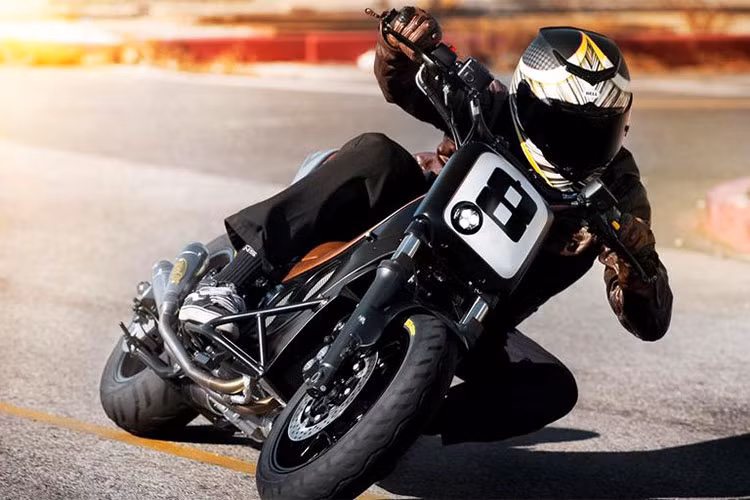 Trên đường thử, bản độ Yamaha T-Max 530 thể hiện thể hiện khá tốt khi cho sự linh động và khả năng vào cua không kém cạnh những chiếc xe côn tay thể thao phân khối lớn đình đám hiện nay.