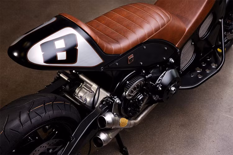 Phần yên xe và yếm trước được thay thế hoàn toàn bằng bộ yên da liền khối được thuộc tay và thiết kế theo kiểu dáng yên bánh mì khỏe khoắn, cổ điển.