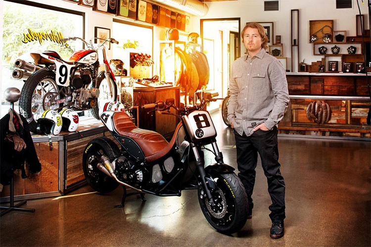 Hai bên yếm hông của chiếc xe độ được làm bằng những miếng nhôm to bản cùng bộ lưới giúp tản nhiệt tốt hơn và tăng vẻ thẩm mĩ cho xe.