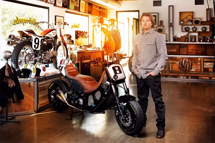 Hai bên yếm hông của chiếc xe độ được làm bằng những miếng nhôm to bản cùng bộ lưới giúp tản nhiệt tốt hơn và tăng vẻ thẩm mĩ cho xe.