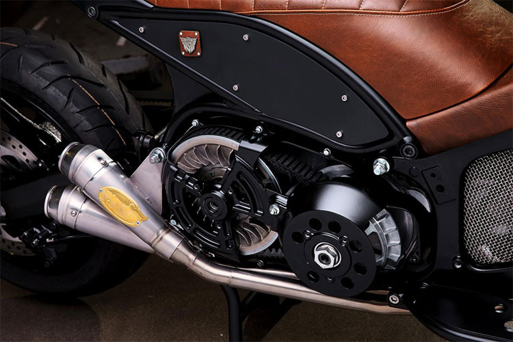 Phần gù sau của chiếc xe này cũng được làm thủ công đầy tinh xảo với chi tiết nắp bình xăng CNC. Bên hông xe, bộ siêu nạp được khoe trọn khỏe khoắn đi kèm cả cặp pô "hàng thửa" cho âm thanh uy lực.