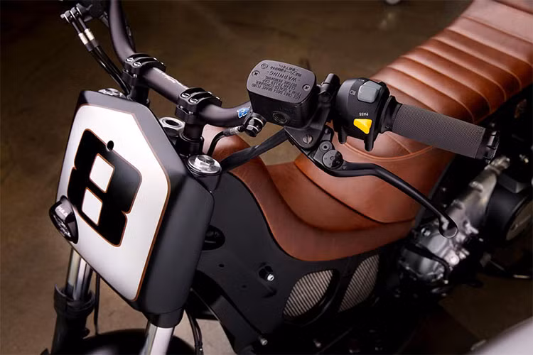 Lột bỏ hoàn toàn bộ vỏ cồng kềnh của xe, ở phía trước, một bộ mặt nạ ôm sát được đặt vào giữa chảng ba cùng đèn LED đặt lệch. Bản độ được đặt số 8 làm họa tiết chủ đạo mang đậm phong cách những chiếc xe đua.