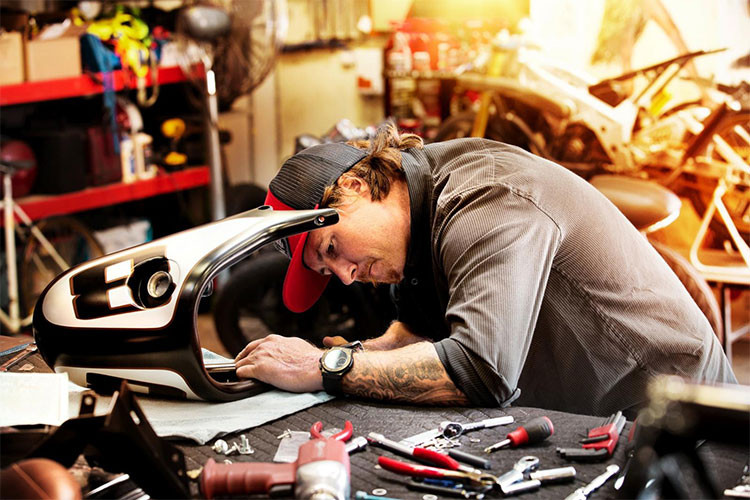  Hãng xe máy Yamaha đang tổ chức chiến dịch Hyper Modified với sự tham gia của ba "độ thủ" Ludovic Lazareth, Marcus Walz và Roland Sands. Chiến dịch này của Yamaha nhằm quảng bá hình ảnh những chiếc xe "cực phẩm" của mình qua những bản độ "khác người".