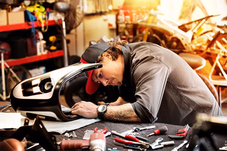  Hãng xe máy Yamaha đang tổ chức chiến dịch Hyper Modified với sự tham gia của ba "độ thủ" Ludovic Lazareth, Marcus Walz và Roland Sands. Chiến dịch này của Yamaha nhằm quảng bá hình ảnh những chiếc xe "cực phẩm" của mình qua những bản độ "khác người".