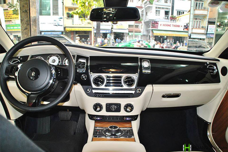 Bên trong khoang lái chiếc Rolls-Royce Wraith mới được Chủ tịch Trung Nguyên bán lại cho công ty nhập khẩu tư nhân tại Q5, TP HCM có màu kem. Điểm nhấn là các viền sọc và thảm lót sàn hoàn thành với màu đen. Xe không có trang bị bầu trời đầy sao do 1.340 bóng đèn LED tạo nên mà được bọc da cao cấp.