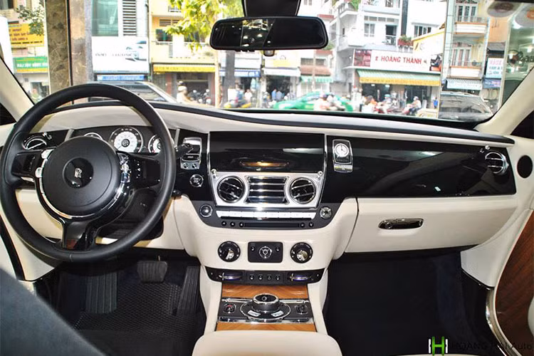 Bên trong khoang lái chiếc Rolls-Royce Wraith mới được Chủ tịch Trung Nguyên bán lại cho công ty nhập khẩu tư nhân tại Q5, TP HCM có màu kem. Điểm nhấn là các viền sọc và thảm lót sàn hoàn thành với màu đen. Xe không có trang bị bầu trời đầy sao do 1.340 bóng đèn LED tạo nên mà được bọc da cao cấp.