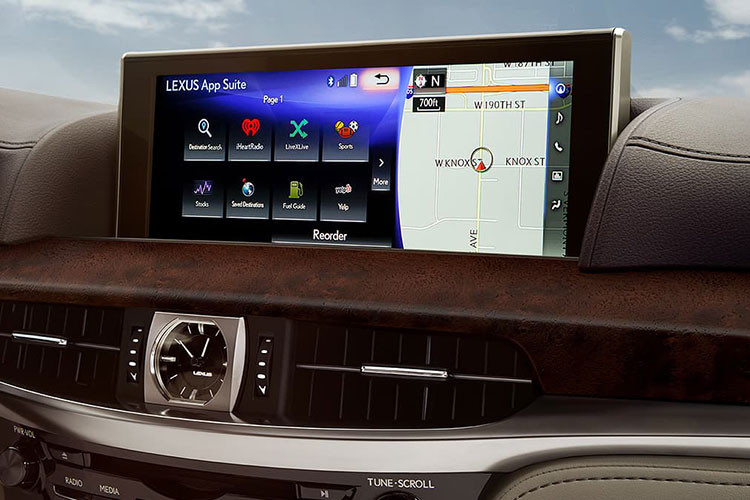 Không gian nội thất sang trọng của LX570 vẫn đầy tiện nghi và cảm xúc với Hệ thống âm thanh vòm 19 loa Mark Levinson mang lại trải nghiệm âm thanh 3 chiều sống động, với tính năng Bluetooth và chế độ AV trên điện thoại di động hay máy nghe nhạc cầm tay kết hợp với Hệ thống điều hòa Lexus Climate Concierge (LCC) 4 vùng độc lập tích hợp những công nghệ tiên tiến đầu tiên trên thế giới mang tới cho hành khách cảm giác thư giãn, thoái mái trên mọi hành trình.