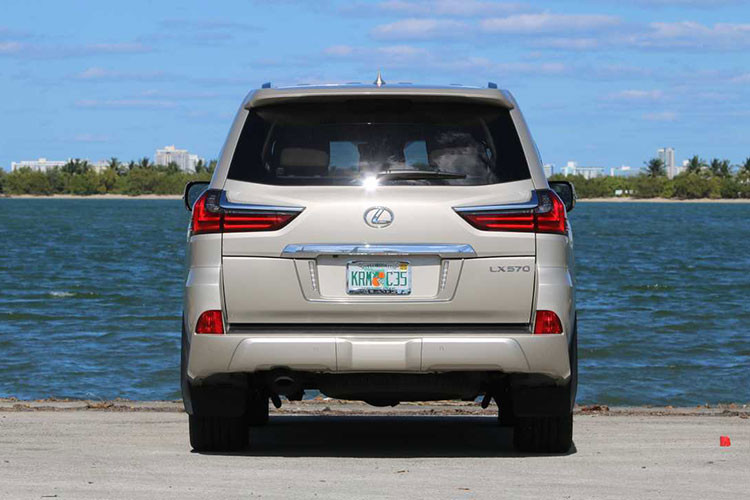 Xe được trang bị lưới tản nhiệt hình con suốt đặc trưng định hình bằng khung mạ crôm, đi kèm hệ thống đèn toàn LED tạo hình chữ L, những đường dập nổi dọc thân và đuôi giúp ngoại hình mạnh mẽ hơn, đèn sương mù và đèn pha tạo hình sắc sảo. Những thiết kế này tương tự như đàn em RX và NX mới.