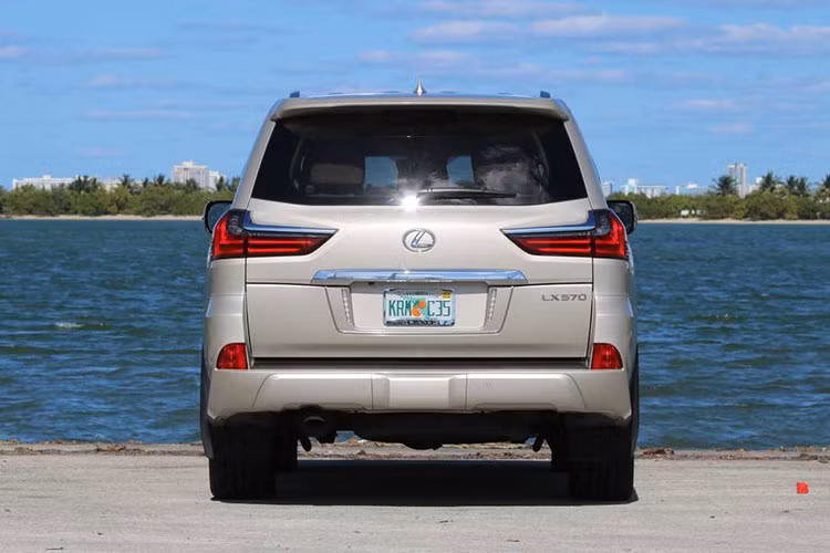 Xe được trang bị lưới tản nhiệt hình con suốt đặc trưng định hình bằng khung mạ crôm, đi kèm hệ thống đèn toàn LED tạo hình chữ L, những đường dập nổi dọc thân và đuôi giúp ngoại hình mạnh mẽ hơn, đèn sương mù và đèn pha tạo hình sắc sảo. Những thiết kế này tương tự như đàn em RX và NX mới.