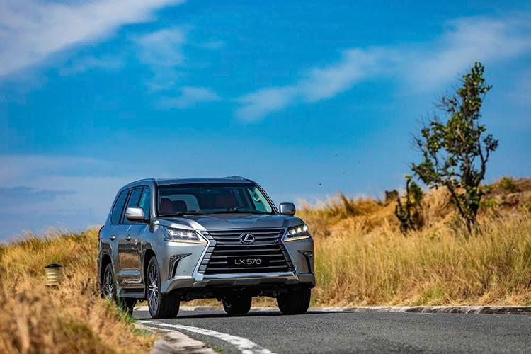 Hình dáng độc đáo của đèn trước tiếp tục thu hút mọi ánh nhìn vào đường gờ sắc sảo dọc thân xe và đường nóc xe mượt mà, cùng với cụm đèn hậu LED phát sáng phía trên cao của cửa sau mang lại cảm giác rộng rãi, đầy quyền lực. Kiểu dáng khỏe khoắn của xe còn thể hiện qua vành xe hợp kim nhôm 21-inch mạnh mẽ.