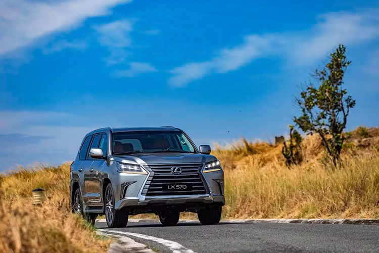 Hình dáng độc đáo của đèn trước tiếp tục thu hút mọi ánh nhìn vào đường gờ sắc sảo dọc thân xe và đường nóc xe mượt mà, cùng với cụm đèn hậu LED phát sáng phía trên cao của cửa sau mang lại cảm giác rộng rãi, đầy quyền lực. Kiểu dáng khỏe khoắn của xe còn thể hiện qua vành xe hợp kim nhôm 21-inch mạnh mẽ.