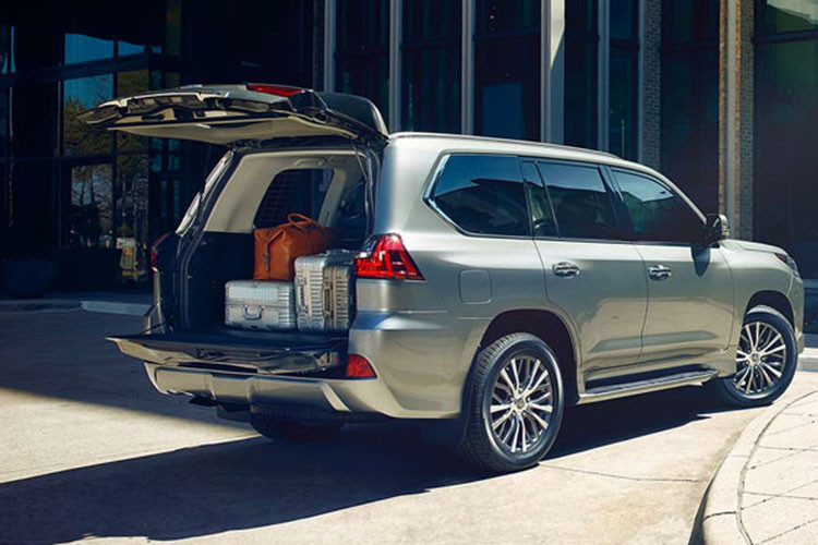 Xe sở hữu động cơ 5.7V8, hộp số tự động 8 cấp mới, đi kèm với những tính năng hỗ trợ vượt địa hình và công nghệ an toàn mới. Những công nghệ an toàn hàng đầu khẳng định vị thế tiên phong của mẫu SUV hạng sangnhà Lexus như; Hệ thống cảnh báo điểm mù (BSM) và Hệ thống cảnh báo phương tiện cắt ngang khi lùi (Rear Cross Traffic Alert)...