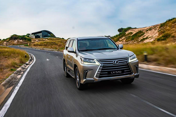 Mẫu xe SUV hạng sang Lexus LX570 2020 mới được sản xuất và nhập khẩu nguyên chiếc từ Nhật Bản, vẫn mang tới khách hàng lựa chọn phong phú trong 7 màu ngoại thất và 4 màu nội thất. Giá xe Lexus LX 570 mới chính hãng là 8,34 tỷ đồng sẽ chính thức có mặt tại các địa lý chính hãng của Lexus Việt Nam từ ngày 1/11/2019.