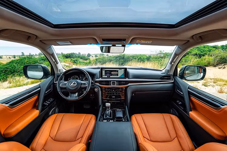 Bên trong Lexus LX570 mới thể hiện sự sang trọng đỉnh cao đến từ trình độ chế tác tinh xảo với chất liệu da mềm mại, ốp gỗ cao cấp Shimamoku được cắt và đánh bóng từ những bàn tay Takumi bậc thầy, kết hợp với ánh sáng trắng dịu nhẹ tinh tế của đèn LED và hệ thống chiếu sáng xung quanh tích hợp trong cửa xe càng nhấn mạnh sự đẳng cấp của LX.