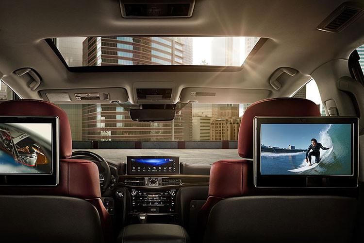 Thiết kế để chinh phục những địa hình thử thách, LX570 mới vẫn được trang bị hệ dẫn động bốn bánh 4WD mạnh mẽ giúp người lái tự tin vượt qua mọi khó khăn trên những cung đường hiểm trở mà vẫn đem đến sự thoải mái ấn tượng. Nhằm tránh điểm mù và giúp người lái có tầm quan sát địa hình 360° trong phạm vi gần, màn hình đa địa hình hiển thị các góc quan sát khác nhau từ 4 camera đặt quanh xe. Khi người lái gài số thấp, hệ thống điều chỉnh chiều cao chủ động (AHC) sẽ tự động điều chỉnh chiều cao của xe cho phù hợp.