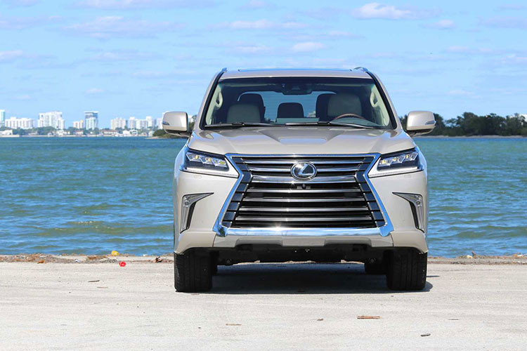 Tổng thể thiết kế của mẫu xe SUV hạng sang Lexus LX570 phiên bản nâng cấp mới này không có quá nhiều khác biệt so với phiên bản cũ. Là mẫu xe tiên phong của dòng xe SUV Lexus, thiết kế của LX là sự kết hợp hài hòa giữa vẻ ngoài “sang trọng mạnh mẽ” và “sự tinh tế hiện đại”.