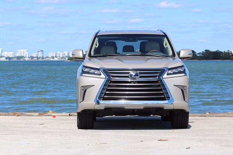 Tổng thể thiết kế của mẫu xe SUV hạng sang Lexus LX570 phiên bản nâng cấp mới này không có quá nhiều khác biệt so với phiên bản cũ. Là mẫu xe tiên phong của dòng xe SUV Lexus, thiết kế của LX là sự kết hợp hài hòa giữa vẻ ngoài “sang trọng mạnh mẽ” và “sự tinh tế hiện đại”.